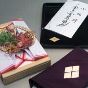 結納顔合わせでの結納金やお支度金の渡し方｜紋入り袱紗と切手盆を使った礼儀正しい方法