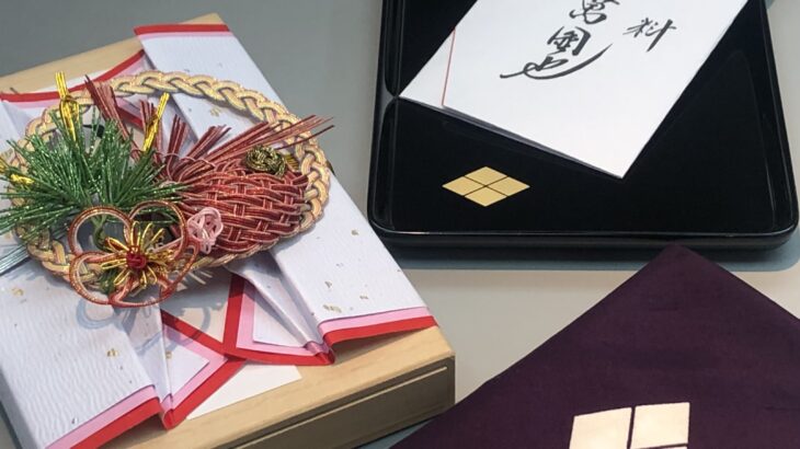 家紋入り袱紗と切手盆で、お支度金や結納金を丁寧に渡す