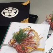 結納返し｜目録と袴料の渡し方に最適な 家紋入り切手盆3点セット（丸に梅鉢／塩瀬・別誂）