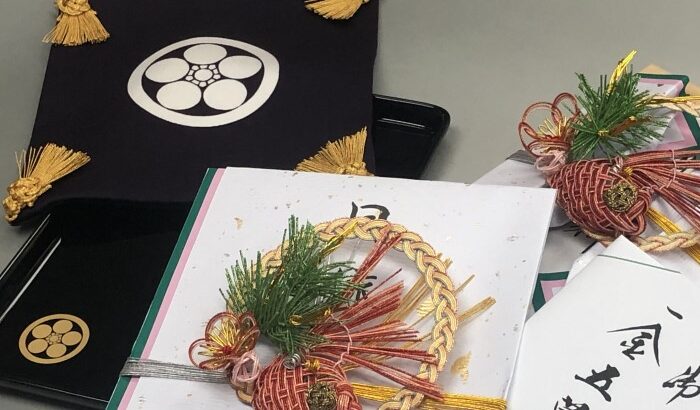 切手盆3点セット「丸に梅鉢」で結納返しの目録と袴料を渡す