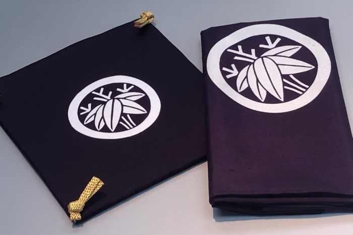 白山紬風呂敷・塩瀬掛袱紗「丸に根笹」