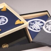 家紋入り切手盆3点セット(塩瀬・白山紬)「丸に根笹」｜結納・顔合わせ・冠婚葬祭でも使用可