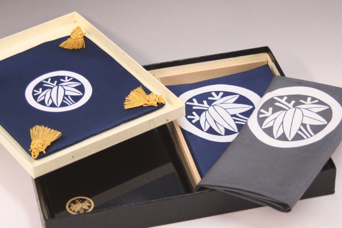 切手盆セット「丸に根笹」