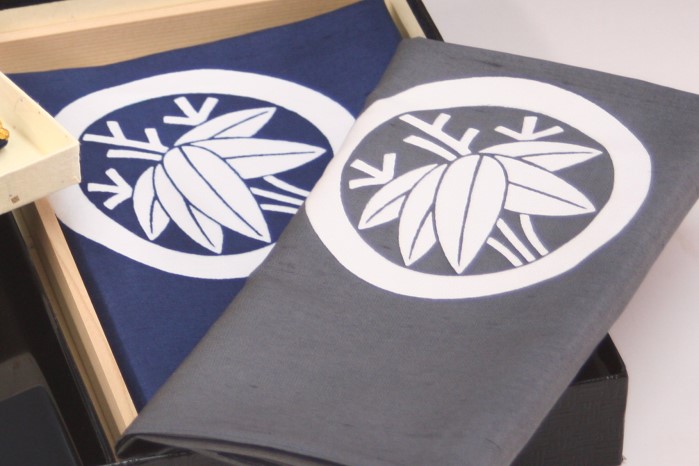 風呂敷「丸に根笹」鉄紺・銀鼠