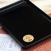 家紋入り切手盆｜越前塗8寸(丸に抱き沢潟)