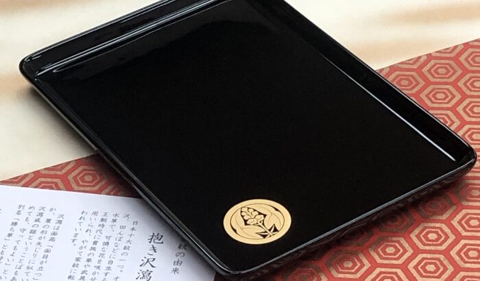 切手盆(越前塗)家紋「丸に抱き沢潟」