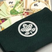 松葉色の正絹縮緬の家紋入り袱紗｜慶弔両用で使える一生ものの別染め仕立て・製作例